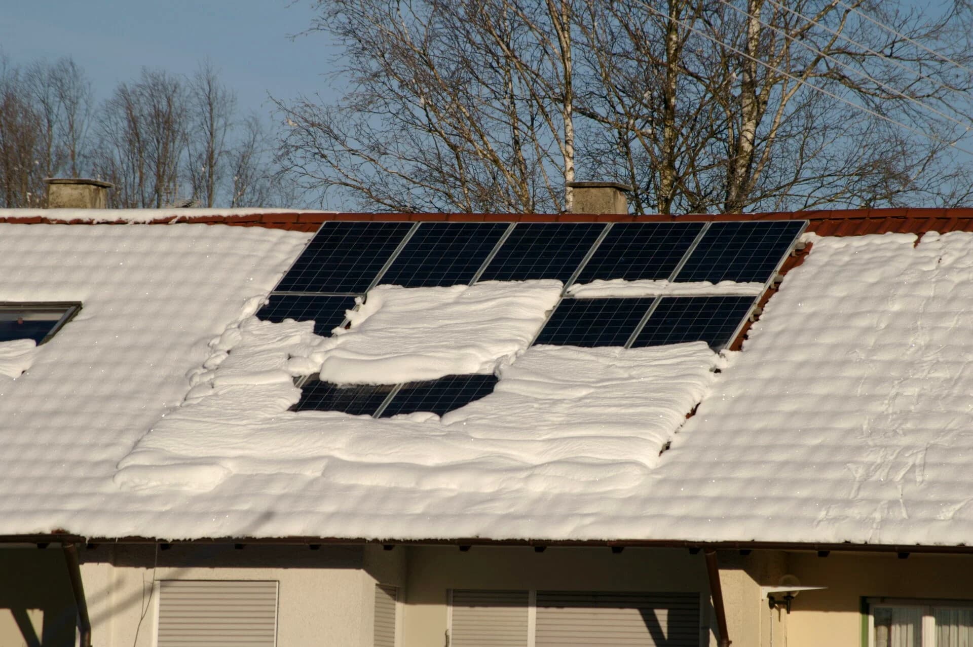 Clear the Way: The Ultimate Guide to Removing Snow from Solar Panels!
