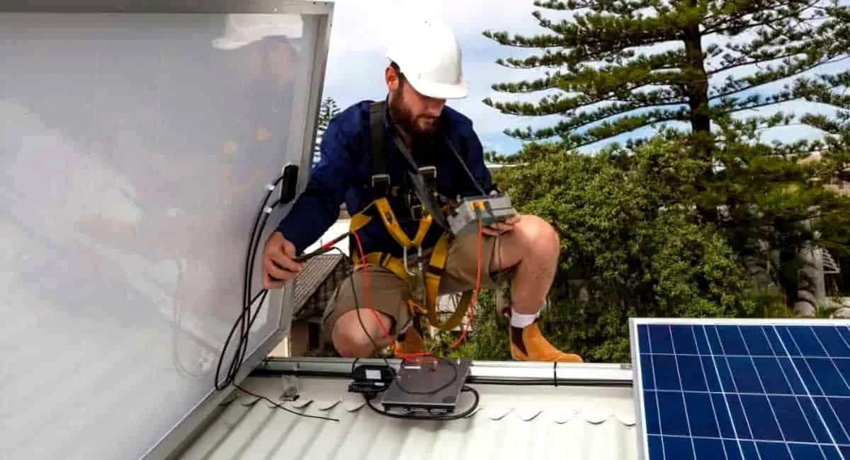 How to Maintain Solar Panels