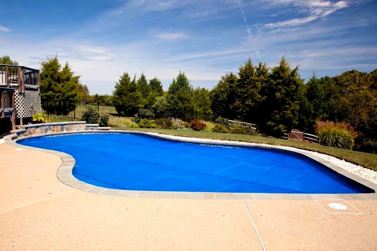 An Informative Guide to the Pros and Cons of Solar Pool Covers